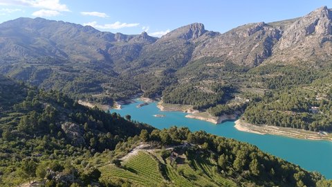 Persona practicando yoga al amanecer junto al embalse de Guadalest